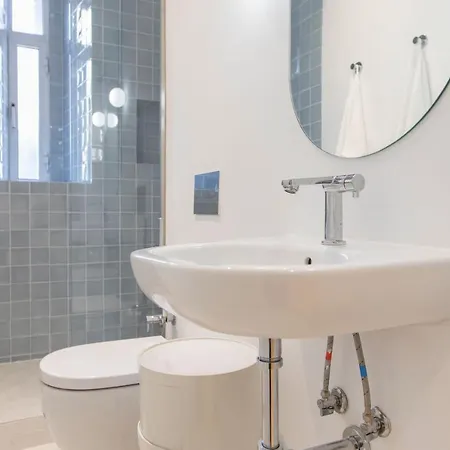Lovelystay - Sunny Designer With River Views Apartament