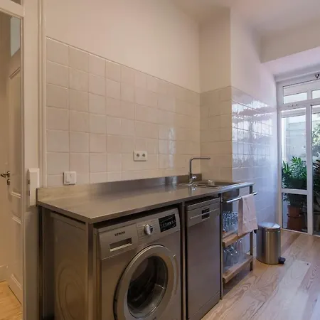 Lovelystay - Sunny Designer With River Views Apartament